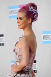 Get the Look- Katy Perry makes pink hair look very chic on the red carpet