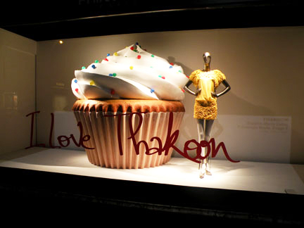 Thakoon and a yummy cupcake Thakoon and a yummy cupcake