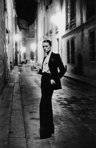 Yves St. Laurent “Le Smoking” immortalized in this 1975 Helmut Newton photo Yves St. Laurent “Le Smoking” immortalized in this 1975 Helmut Newton photo